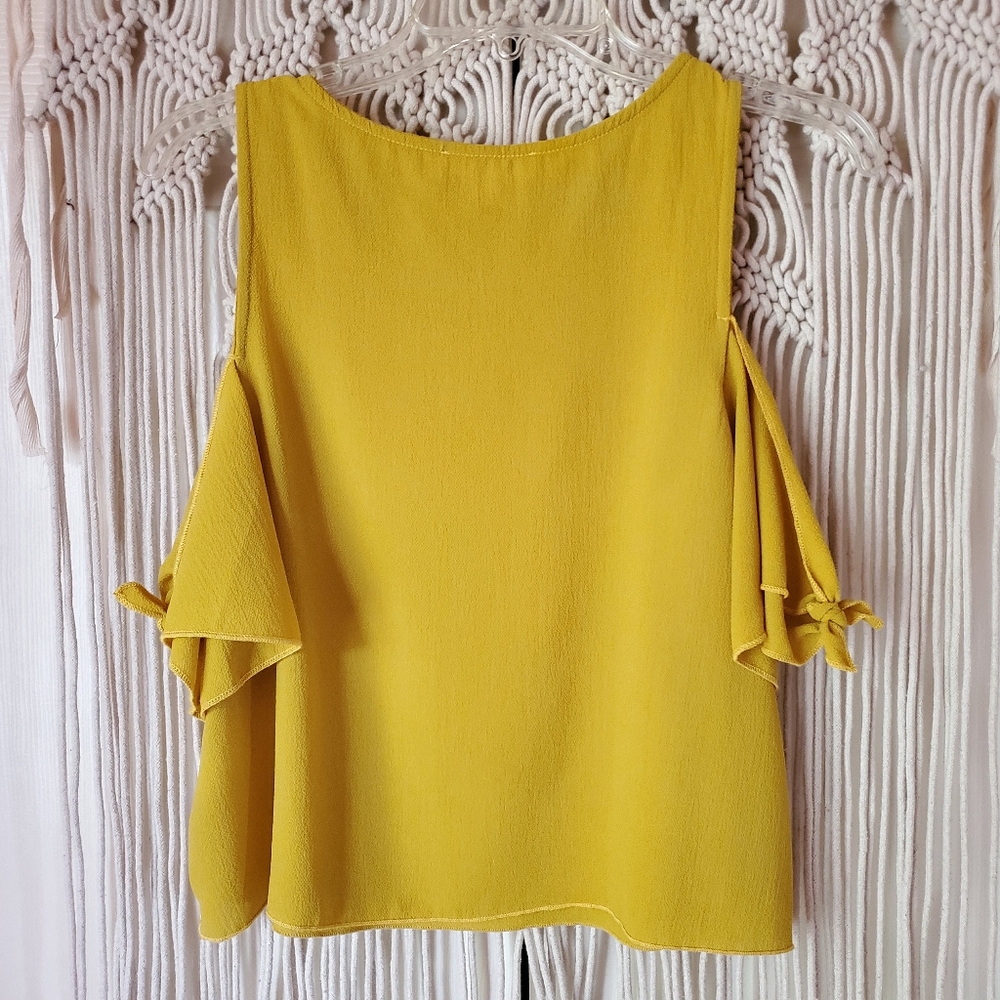 Cold shoulder Top - Picture 4 of 5